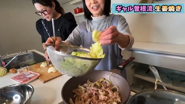 ギャル曽根、親子で仲良くしょうが焼き作り　の画像