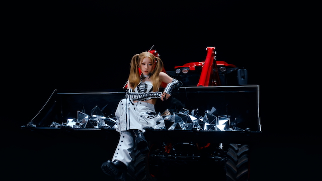 「SHINING」MVより