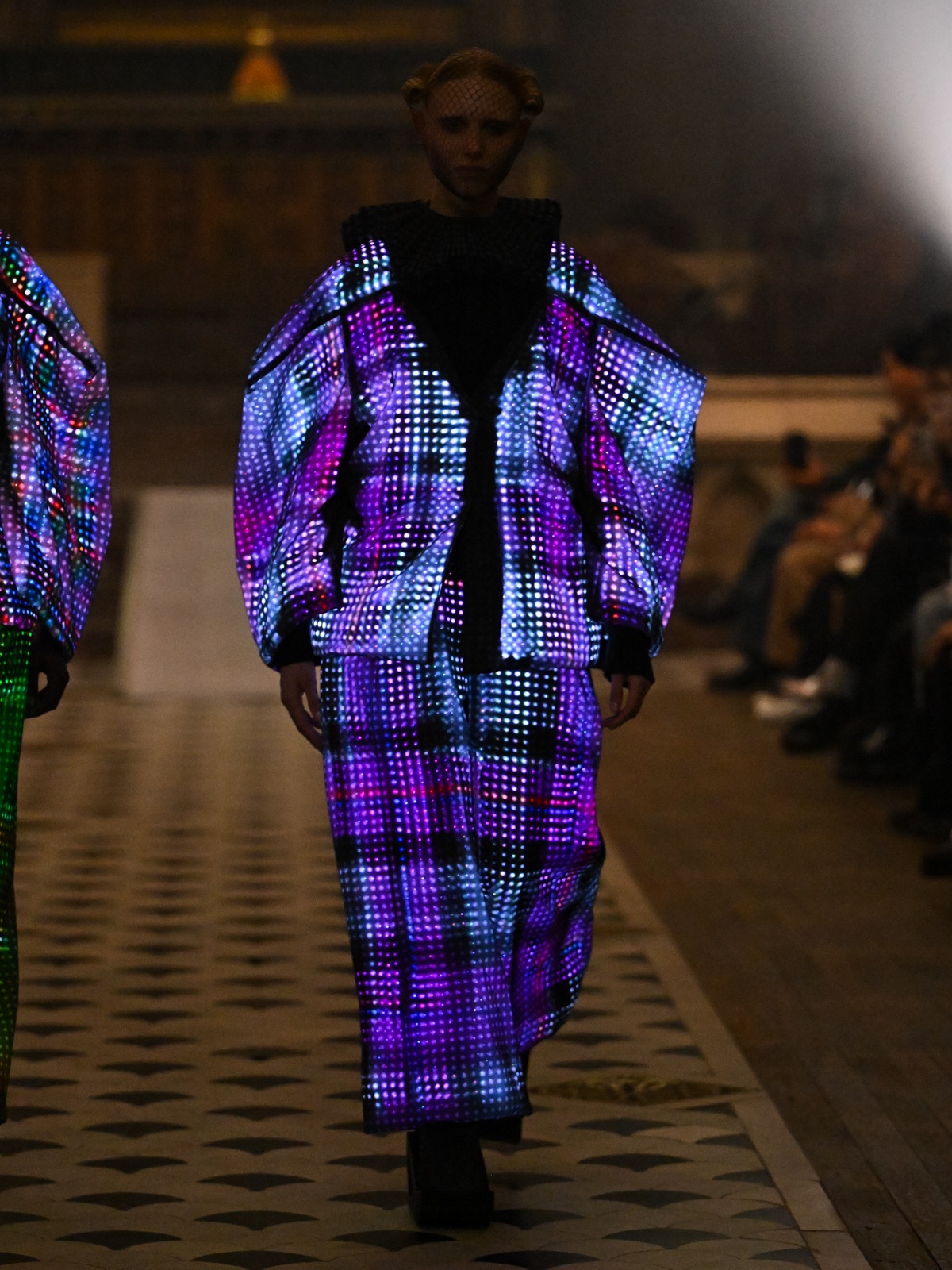 パリコレで話題の“光る衣装”制作秘話の画像