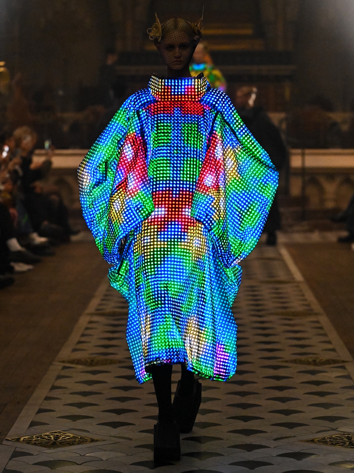 パリコレで話題の“光る衣装”制作秘話の画像