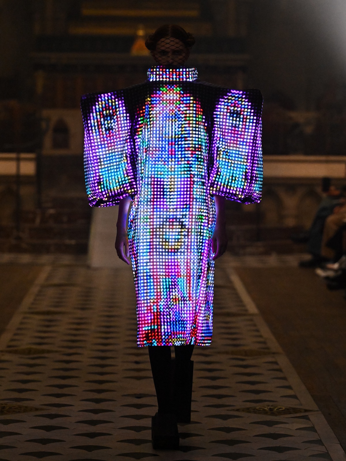 パリコレで話題の“光る衣装”制作秘話の画像