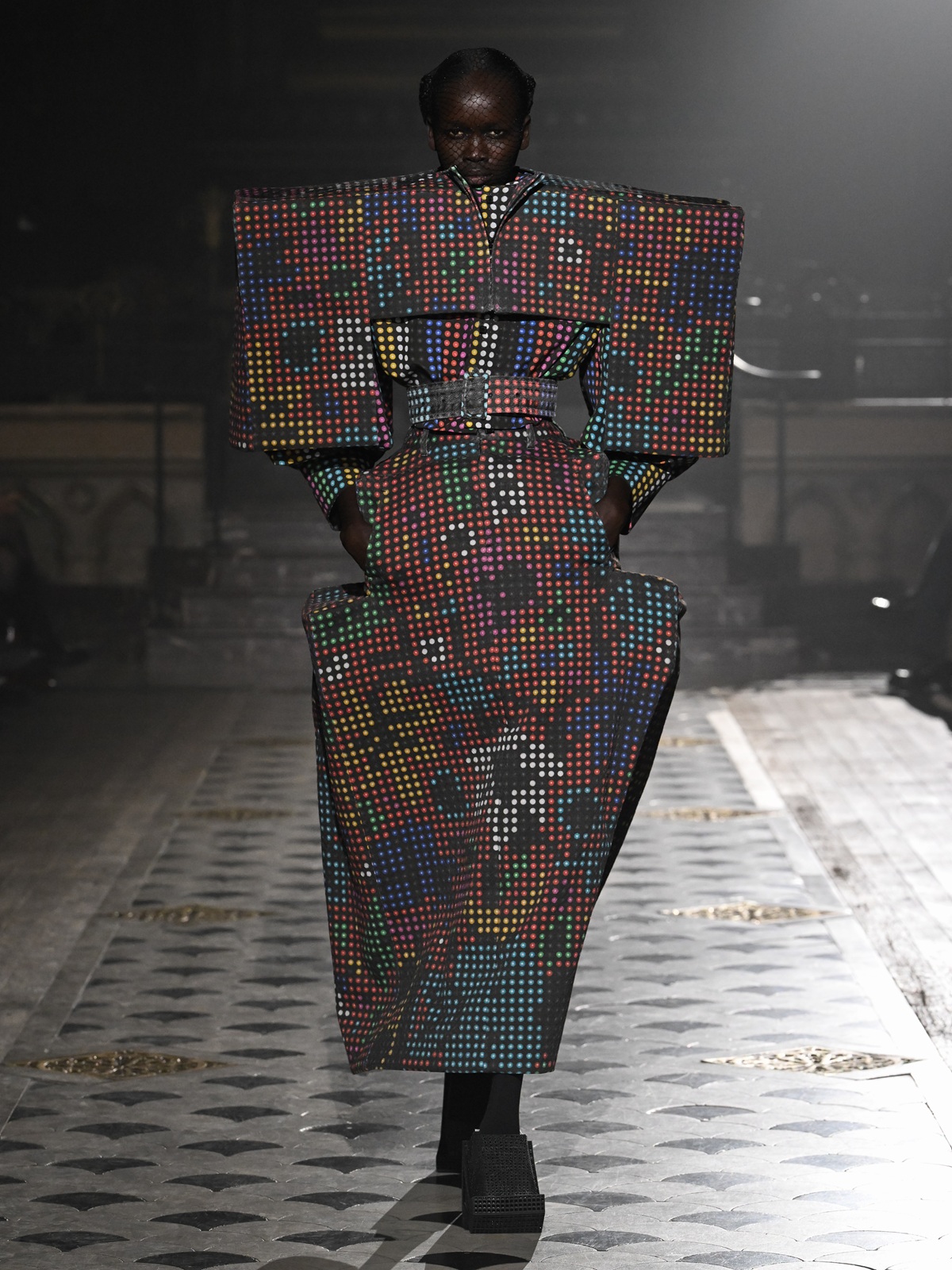 パリコレで話題の“光る衣装”制作秘話の画像