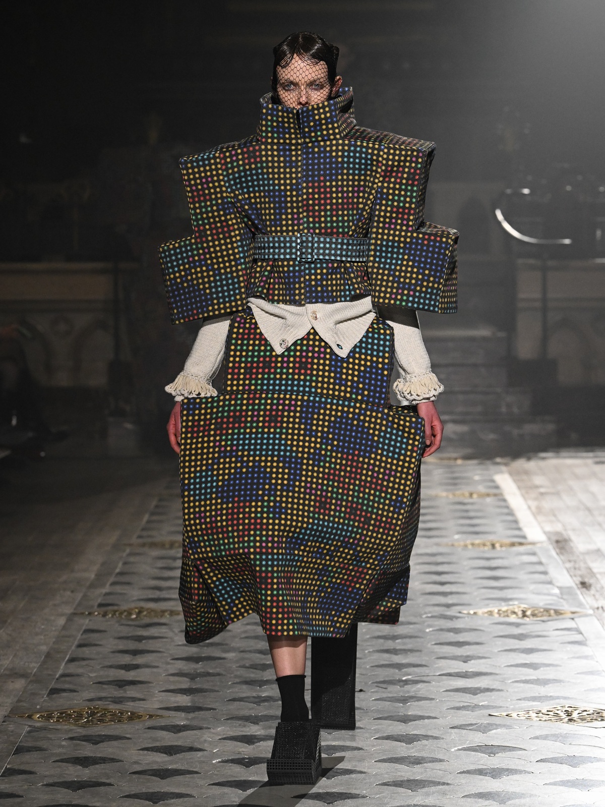 パリコレで話題の“光る衣装”制作秘話の画像