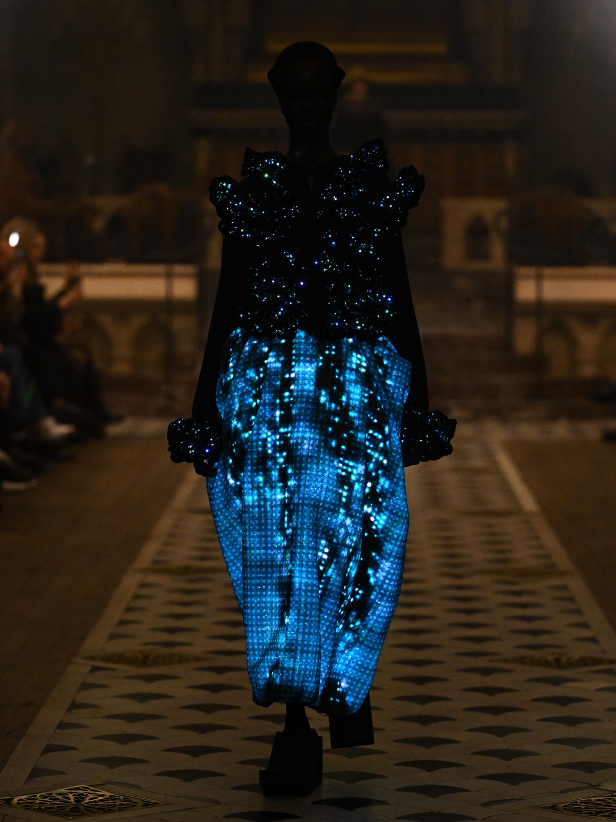 パリコレで話題の“光る衣装”制作秘話の画像
