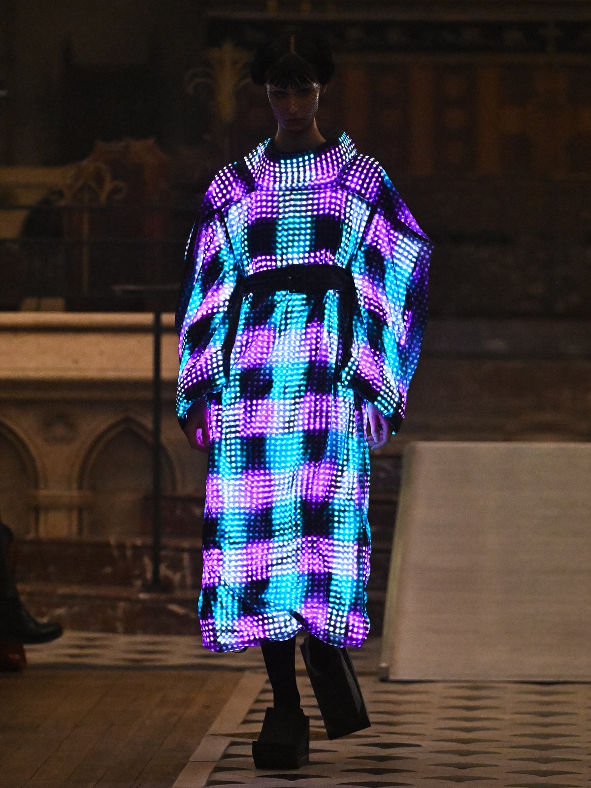 パリコレで話題の“光る衣装”制作秘話の画像