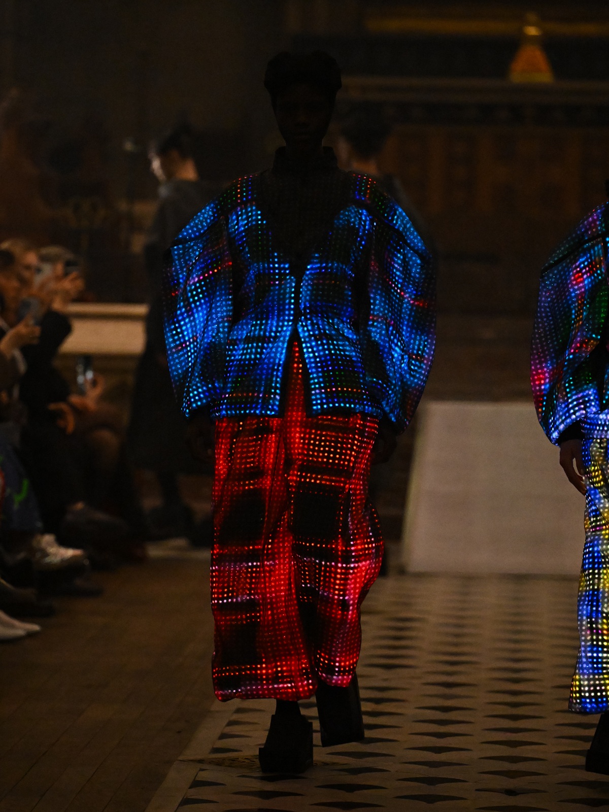 パリコレで話題の“光る衣装”制作秘話の画像