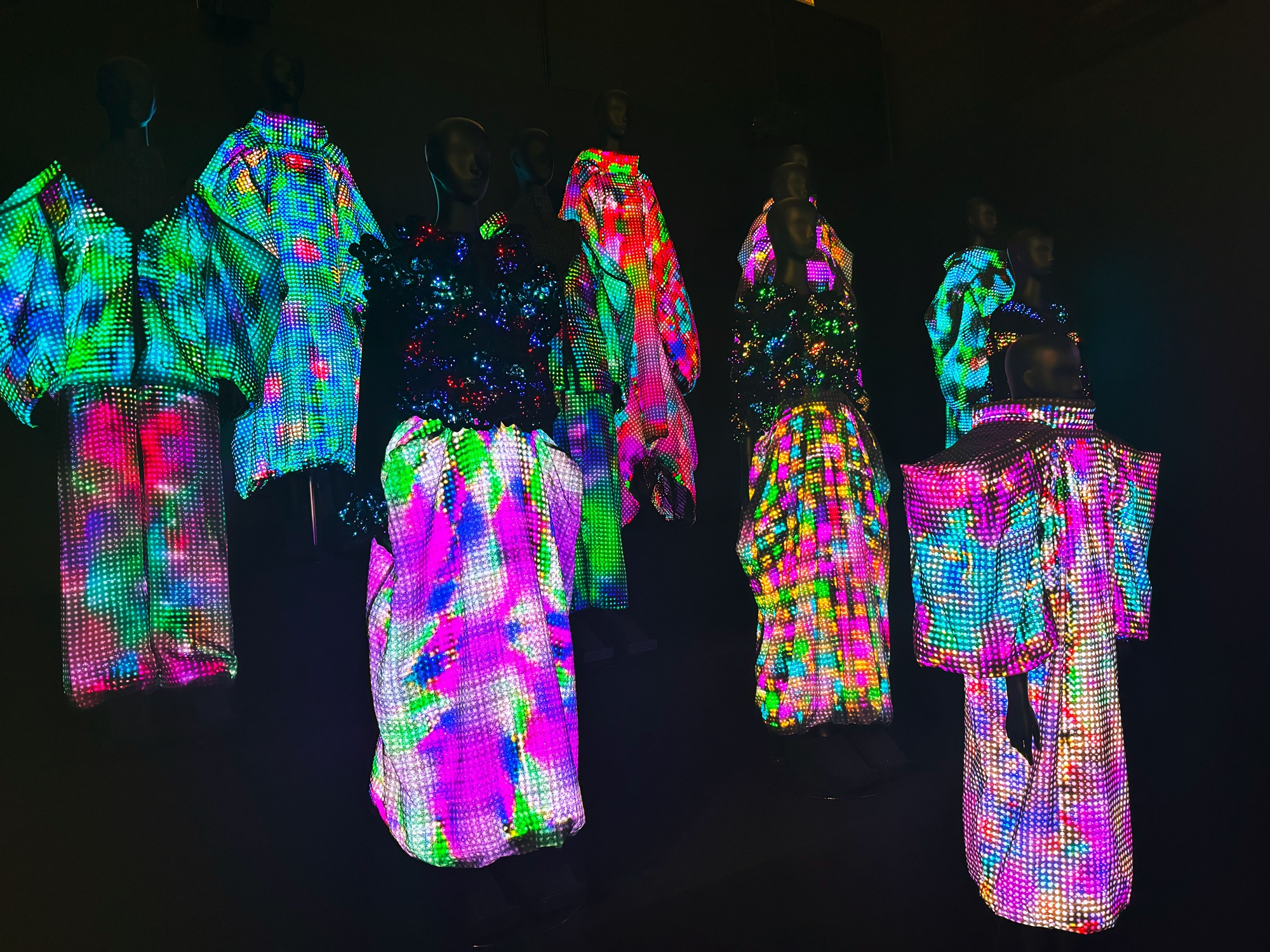 パリコレで話題の“光る衣装”制作秘話