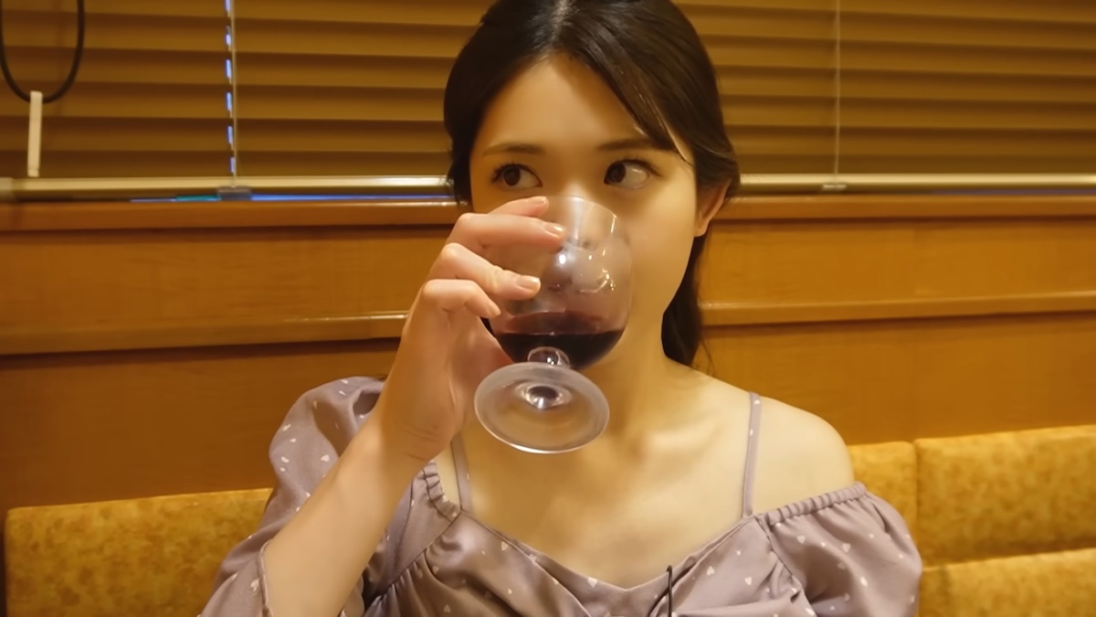 松村沙友理、サイゼリヤでワイン片手に爆食いの画像