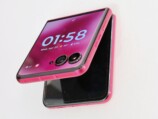 モトローラのカラフルな折りたたみスマホの画像