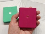 モトローラのカラフルな折りたたみスマホの画像