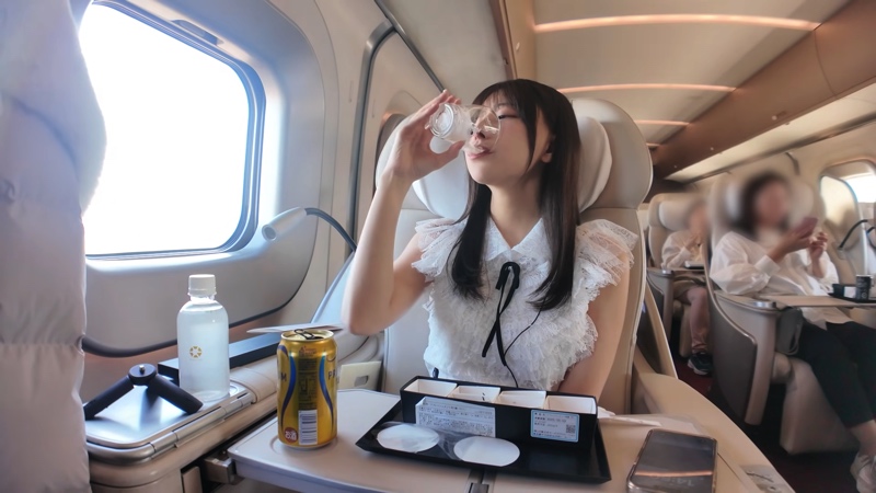 鈴木優香、大胆ミニスカでグランクラス旅の画像