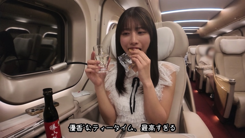 鈴木優香、大胆ミニスカでグランクラス旅の画像