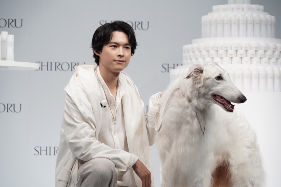 松村北斗、CM共演の犬に「守り神的な存在」