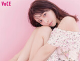 出口夏希が表紙を飾る「VOCE」2025年7月号の画像