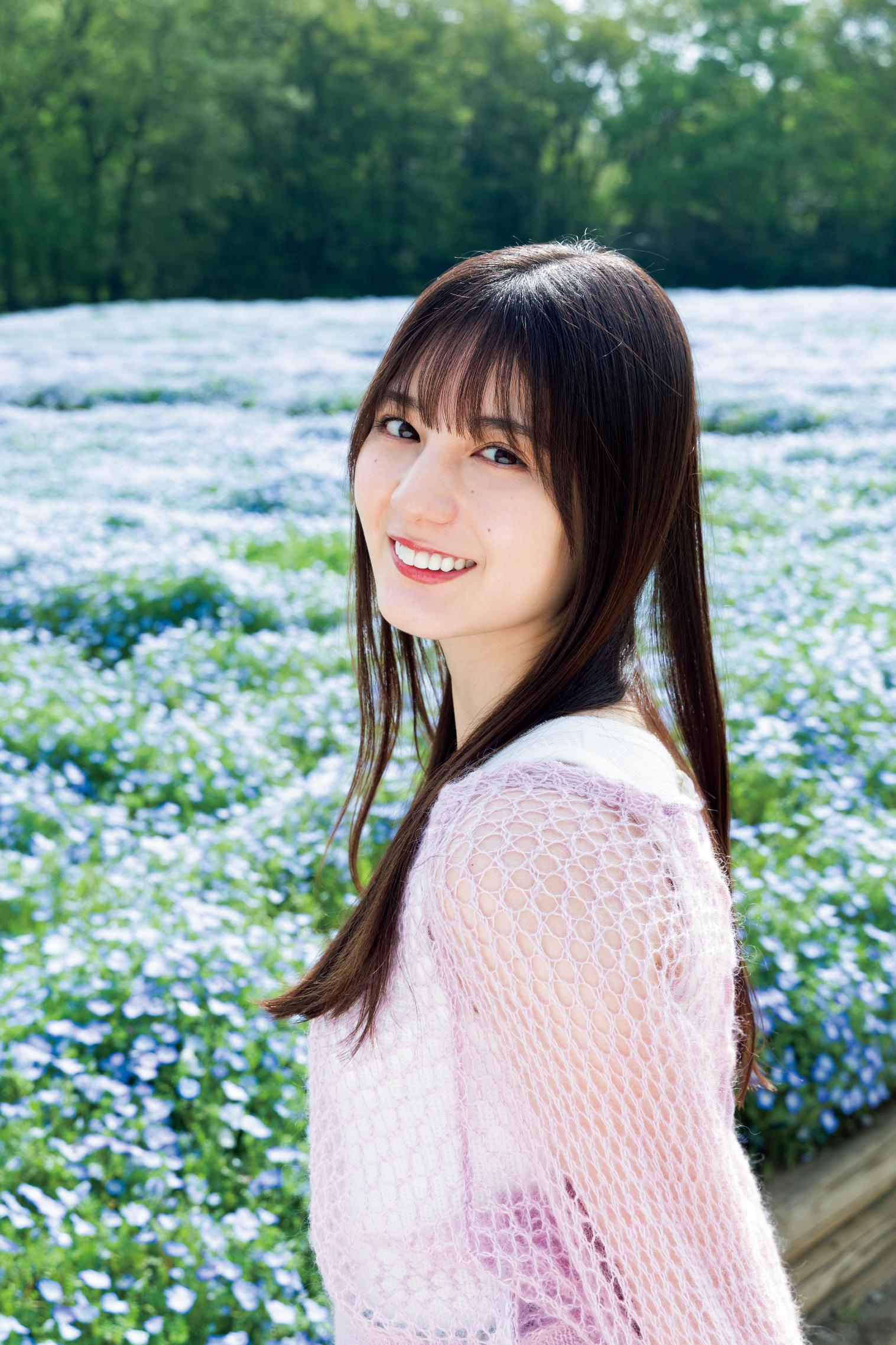 日向坂46・小坂菜緒がネモフィラ畑で微笑むの画像