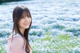 日向坂46・小坂菜緒がネモフィラ畑で微笑むの画像