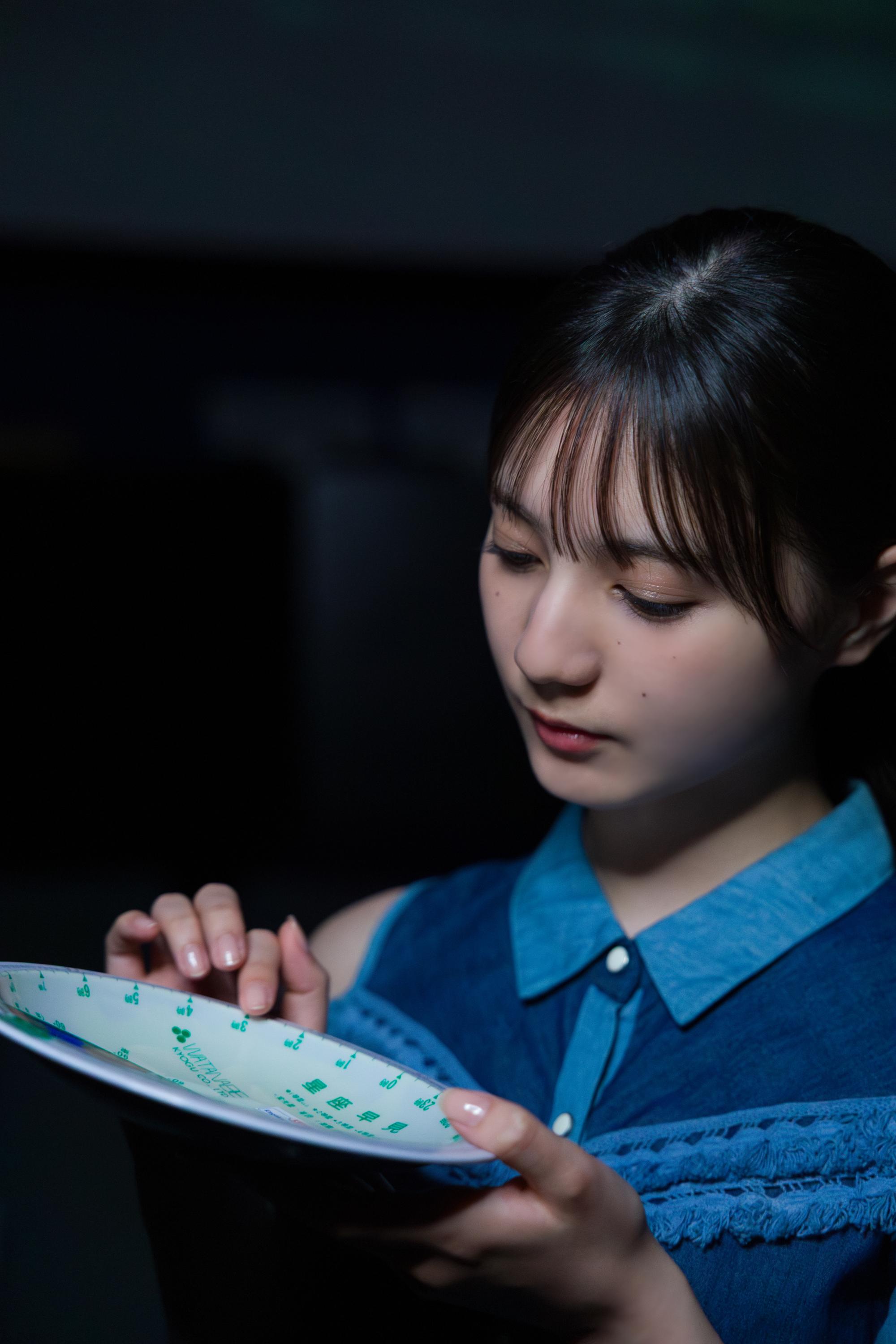 日向坂46・小坂菜緒がネモフィラ畑で微笑むの画像