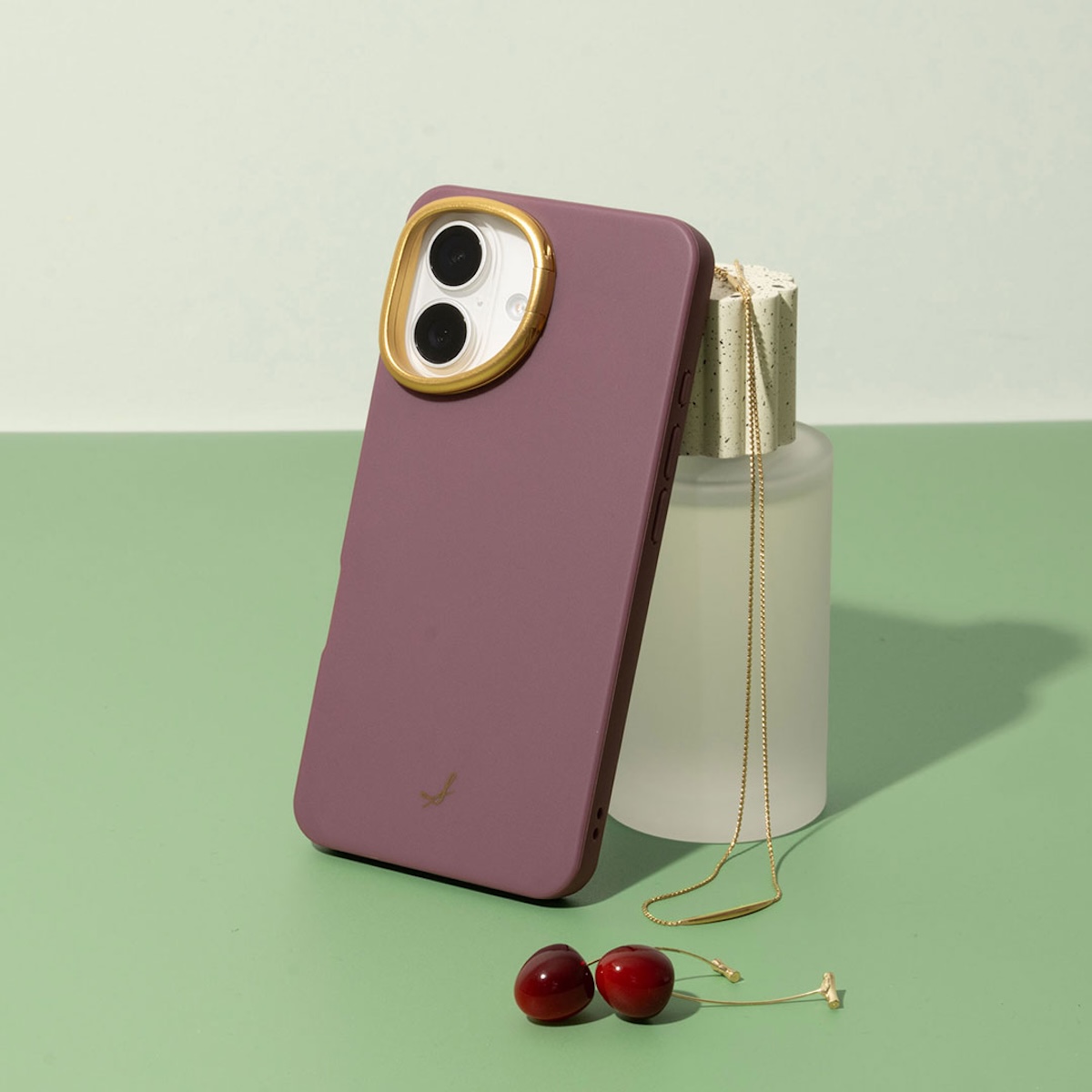 salisty、新作ケースは“立つ”カメラホール付きの画像