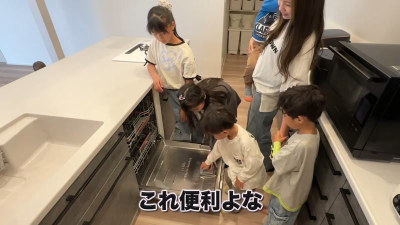 大家族YouTuber、豪華新居のルームツアーの画像