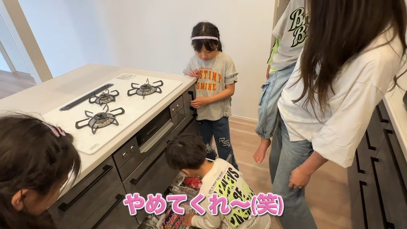 大家族YouTuber、豪華新居のルームツアーの画像