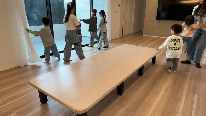 大家族YouTuber、豪華新居のルームツアーの画像