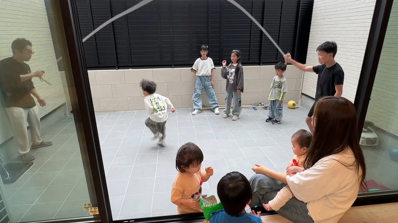 大家族YouTuber、豪華新居のルームツアーの画像