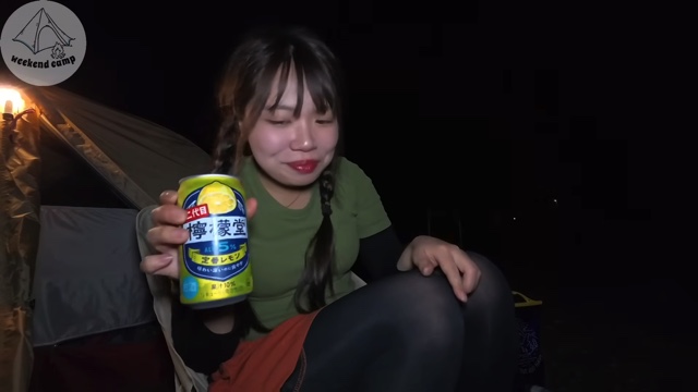 キャンプ女子、レモンサワーで大満喫の画像