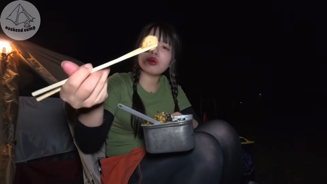 キャンプ女子、レモンサワーで大満喫の画像