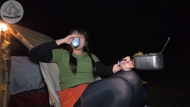 キャンプ女子、レモンサワーで大満喫の画像