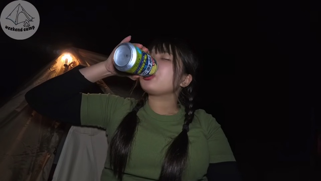 キャンプ女子、レモンサワーで大満喫の画像