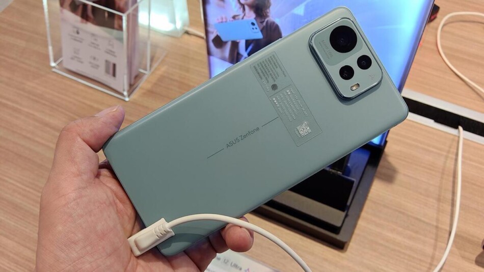 Zenfone 12 Ultra、海外版をチェック