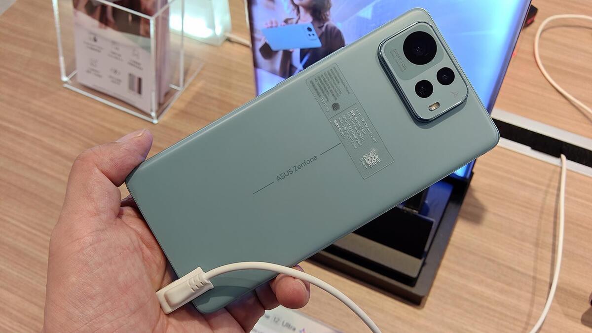 Zenfone 12 Ultra、海外版をチェック