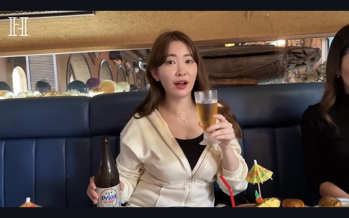 小嶋陽菜、肌見せコーデで沖縄を満喫