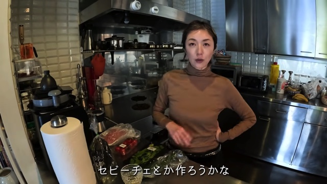 高岡早紀、ほろ酔いで夕食作りの画像