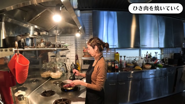 高岡早紀、ほろ酔いで夕食作りの画像