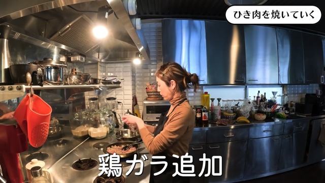 高岡早紀、ほろ酔いで夕食作りの画像