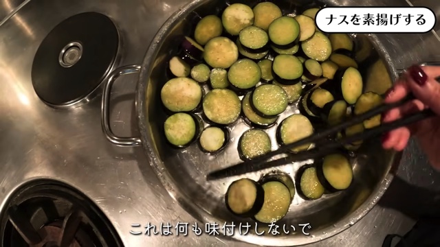 高岡早紀、ほろ酔いで夕食作りの画像