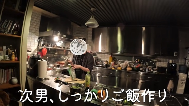 高岡早紀、ほろ酔いで夕食作りの画像