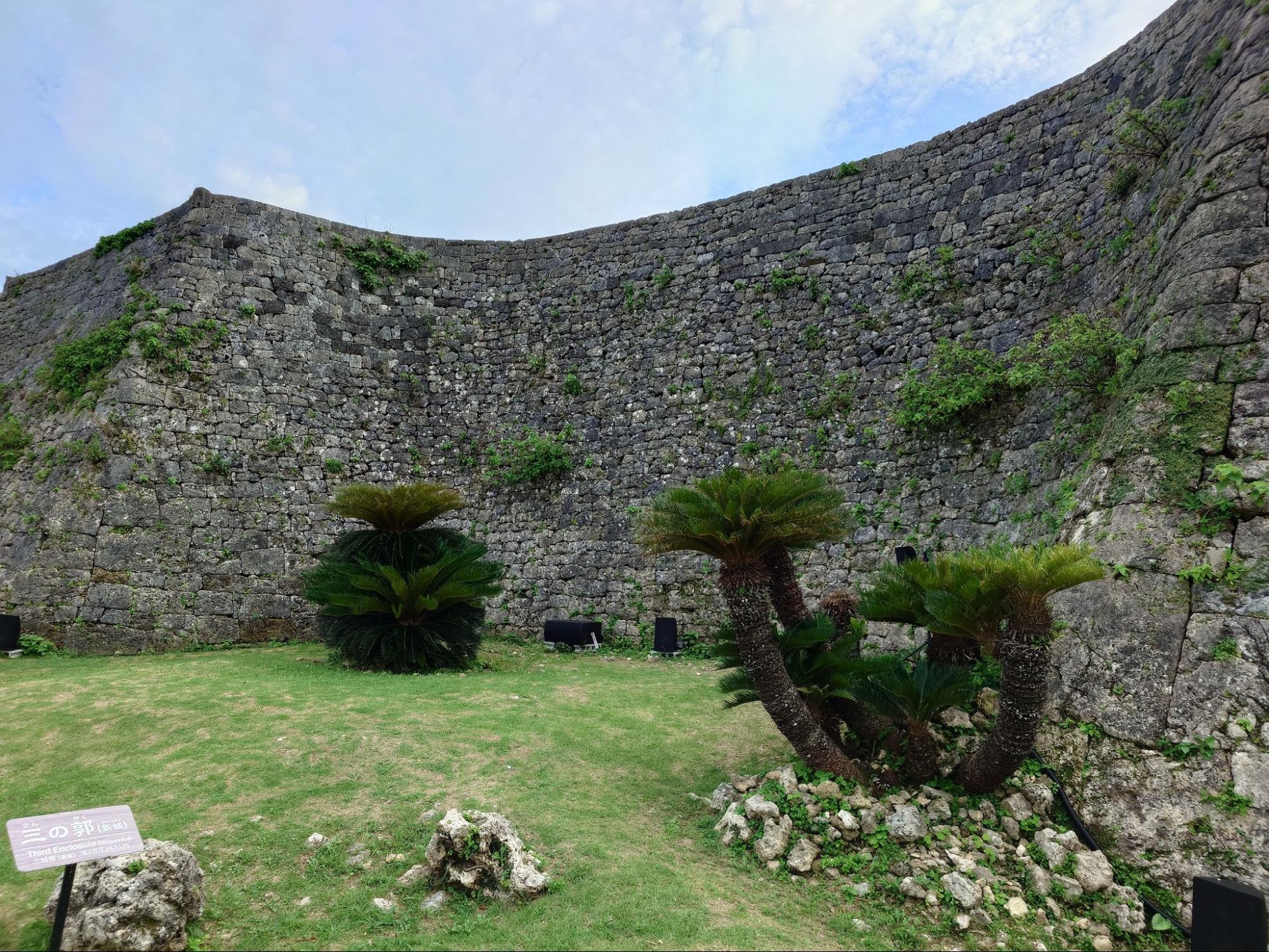 こんな石積みの城壁が