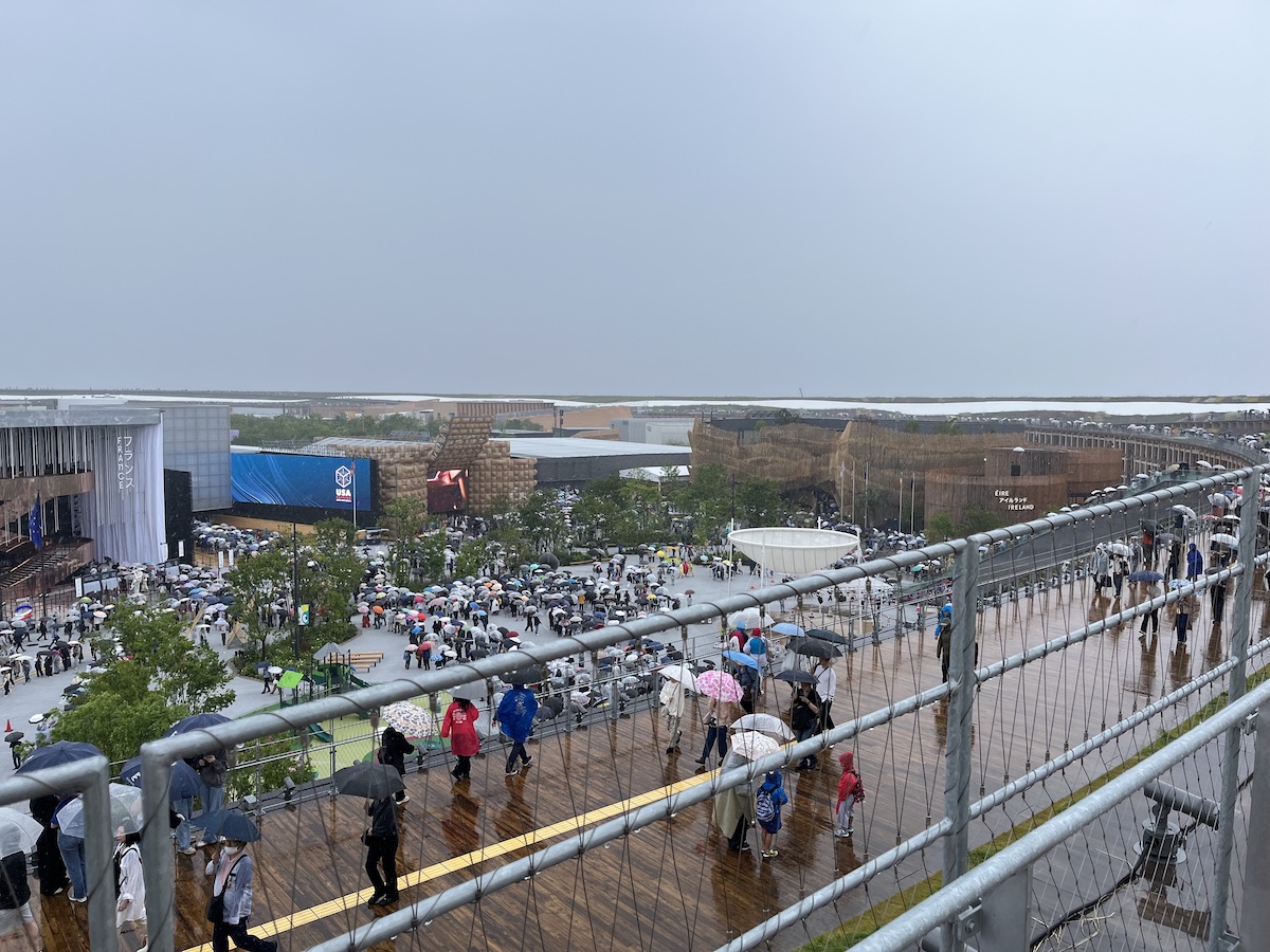 雨天時の万博はほぼ苦行?