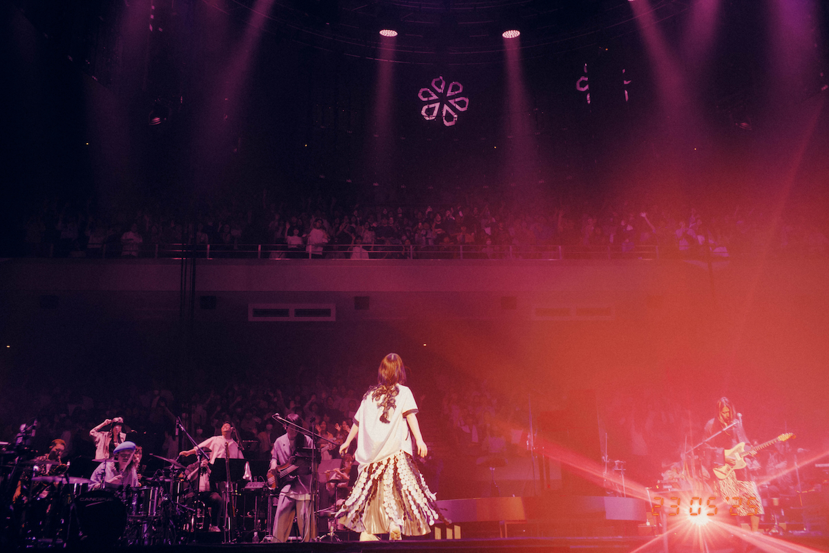 TOMOOライブ写真（撮影＝renzo masuda）