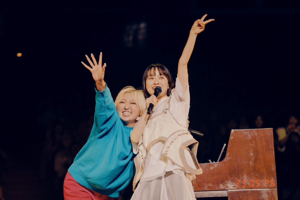 TOMOOライブ写真（撮影＝renzo masuda）