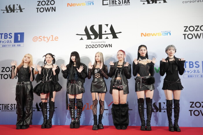HANA、オールブラック衣装で『ASEA 2025』レッドカーペットに登場