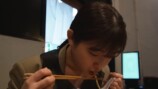 松村沙友理、無言でラーメンを啜るの画像