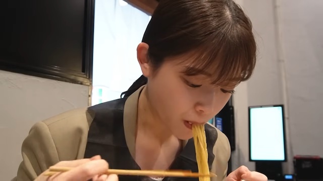 松村沙友理、無言でラーメンを啜るの画像