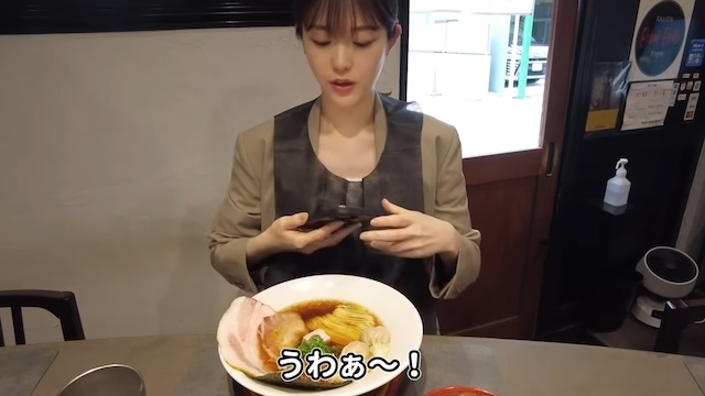 松村沙友理、無言でラーメンを啜るの画像