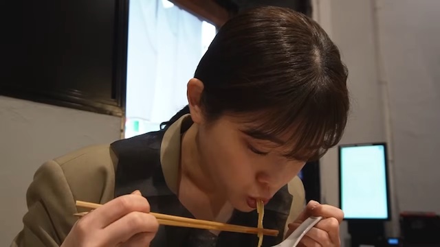 松村沙友理、無言でラーメンを啜るの画像