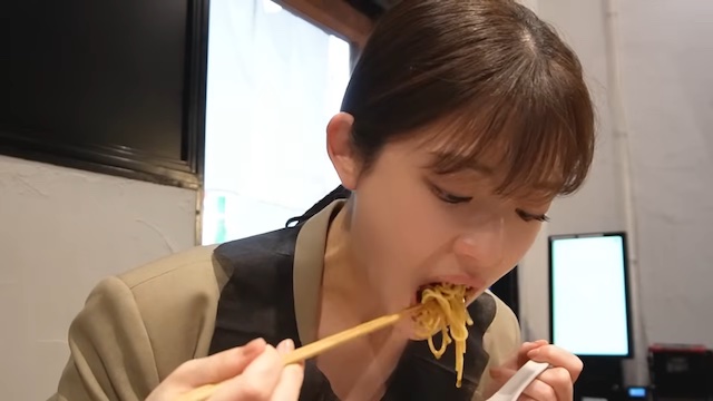 松村沙友理、無言でラーメンを啜るの画像