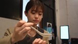 松村沙友理、無言でラーメンを啜るの画像