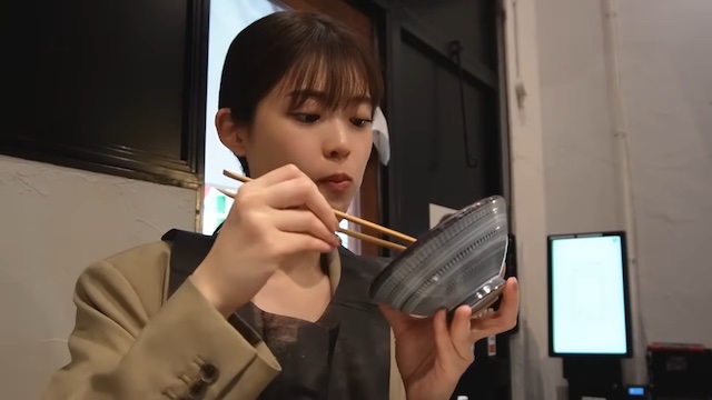 松村沙友理、無言でラーメンを啜るの画像